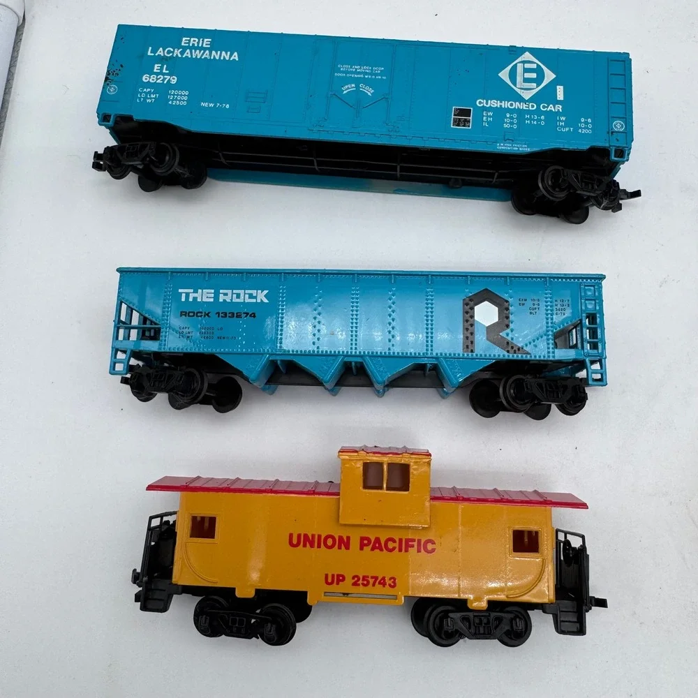 HO Scale Model Train Lot Union Pacific Diesel Locomotive Freight Cars 7pc Set